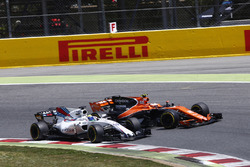 Felipe Massa, Williams FW40, collides, Stoffel Vandoorne, McLaren MCL32, leading to the latter drive