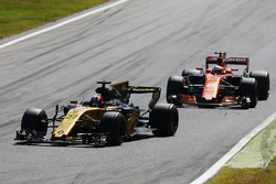 Nico Hulkenberg, Renault Sport F1 Team Team RS17, Stoffel Vandoorne, McLaren MCL32