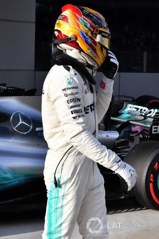 Pole sitter Lewis Hamilton, Mercedes AMG F1 in parc ferme
