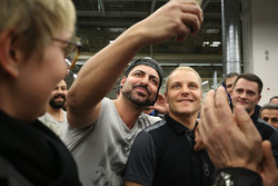 Valtteri Bottas, Mercedes AMG F1 met werknemer Mercedes-Benz employees