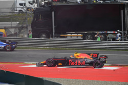 Max Verstappen, Red Bull Racing RB13, nach Kollision