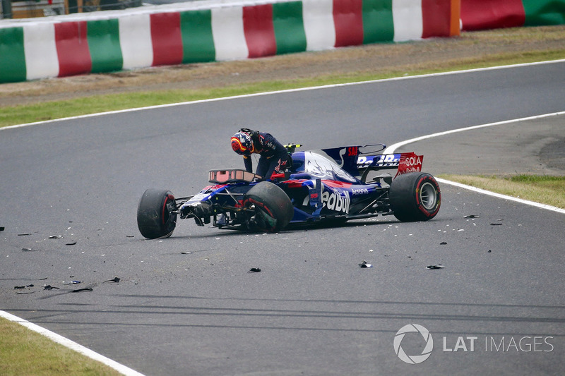 Carlos Sainz Jr., Scuderia Toro Rosso STR12 crashes