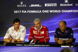 Керівник Mercedes AMG F1 Тото Вольфф, керівник команди Ferrari Мауріціо Аррівабене, керівник Sauber