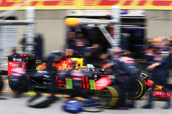 Daniel Ricciardo, Red Bull Racing RB12 maakt pitstop
