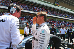 Andrew Shovlin, Mercedes AMG F1, Inegenieur, mit Nico Rosberg, Mercedes AMG F1, in der Startaufstell