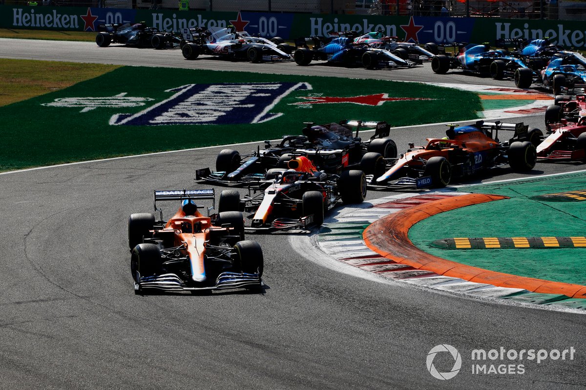 Daniel Ricciardo, McLaren MCL35M, Max Verstappen, Red Bull Racing RB16B, Lando Norris, McLaren MCL35M, Lewis Hamilton, Mercedes W12, and the rest of the field at the start