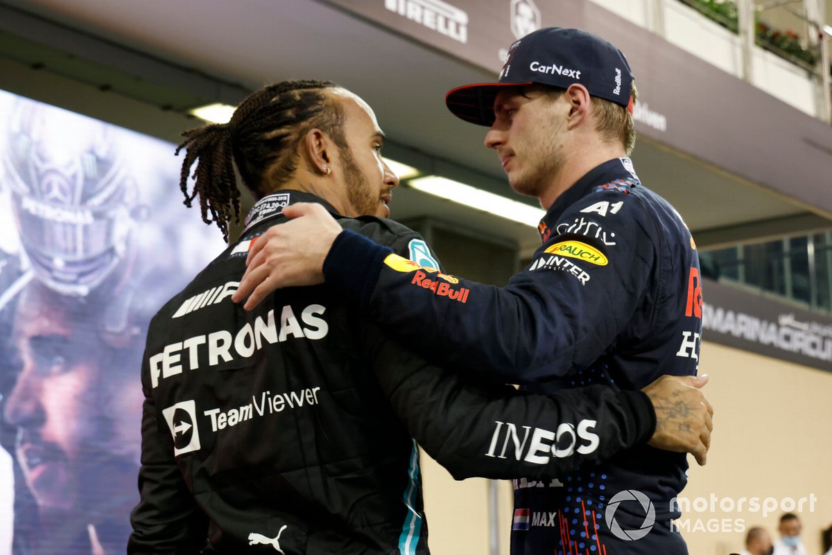 Lewis Hamilton, Mercedes, mengucapkan selamat kepada Max Verstappen, Red Bull Racing, saat keduanya berpelukan di Parc Ferme usai F1 GP Abu Dhabi 2021.