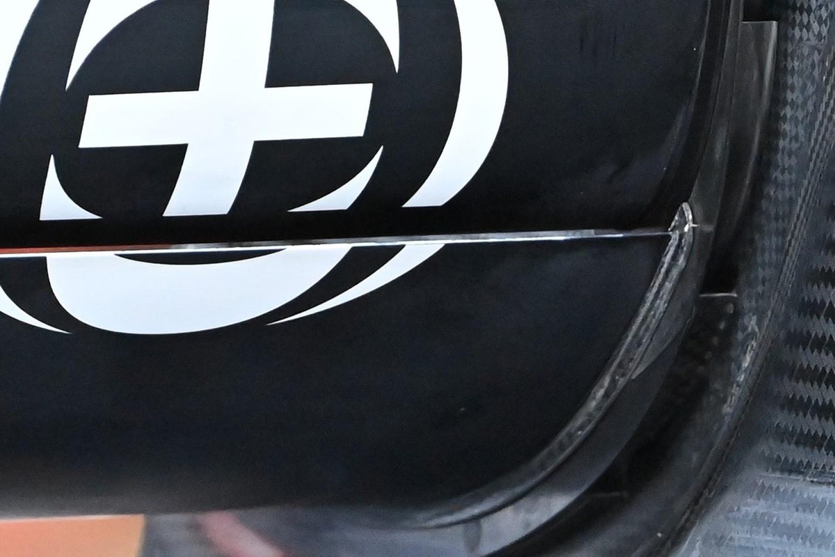Mercedes W12, dettaglio dei graffi sulla paratia laterale segnalati alla FIA da Red Bull