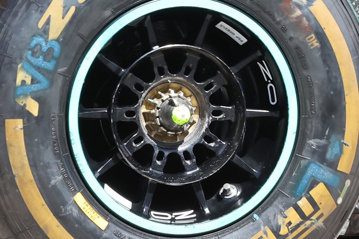 Detail mur pengikat ban pada mobil Mercedes W12.