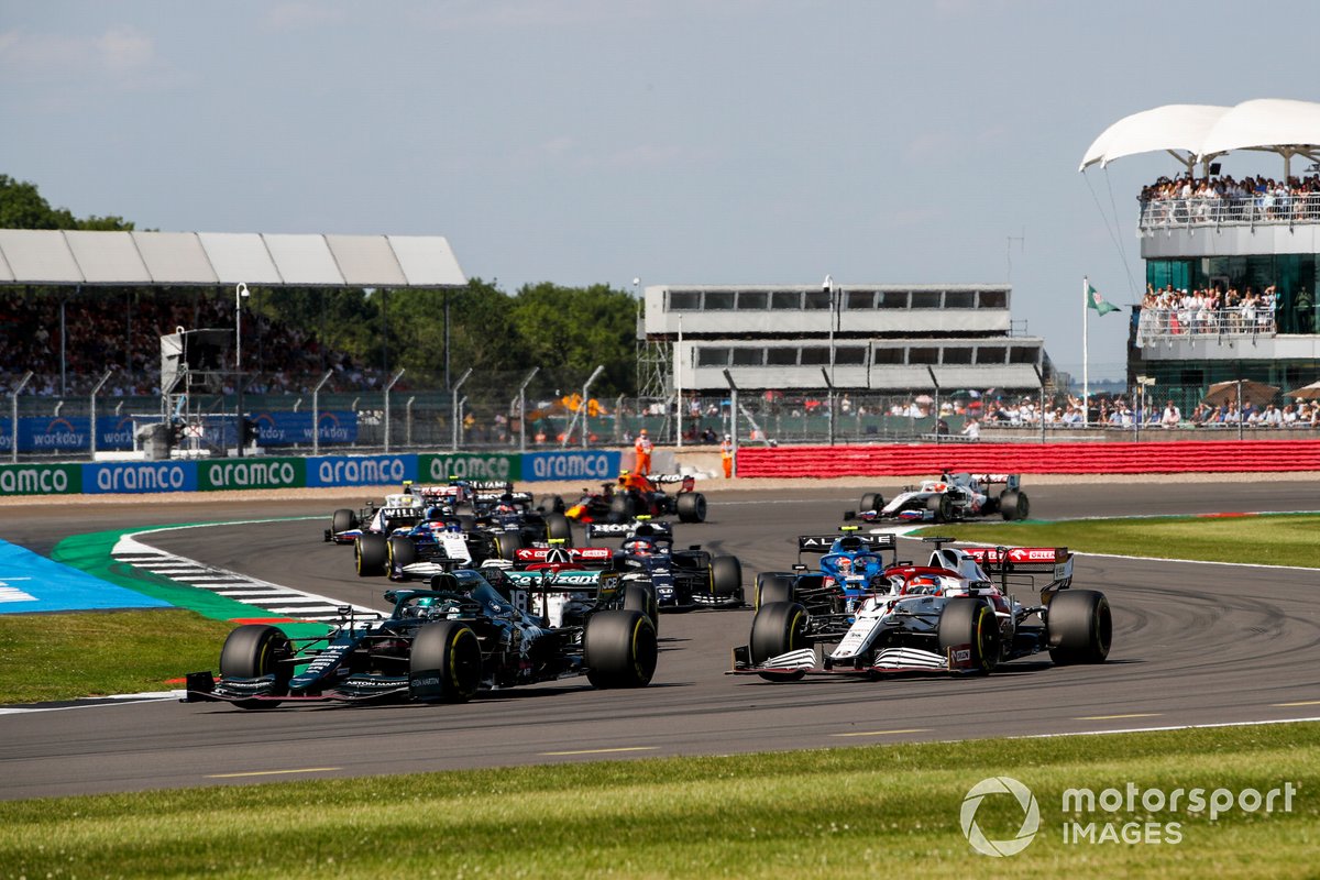 Lance Stroll, Aston Martin AMR21, Kimi Raikkonen, Alfa Romeo Racing C41, Antonio Giovinazzi, Alfa Romeo Racing C41, and the remainder of the field at the restart