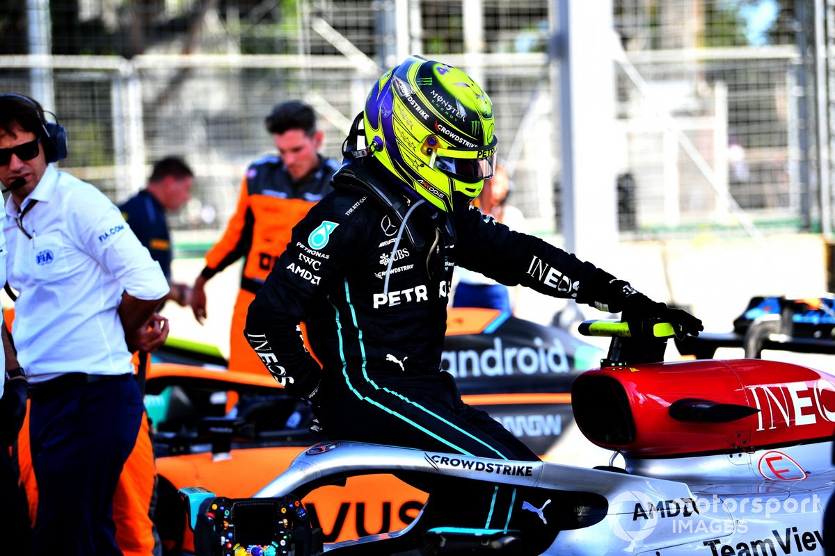 Lewis Hamilton klimt met moeite uit de auto in Baku.