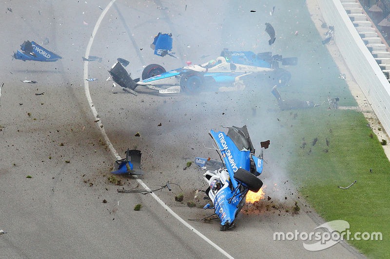 Crash: Scott Dixon, Chip Ganassi Racing, Honda; Jay Howard, Schmidt Peterson Motorsports, Honda