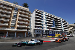 Lewis Hamilton, Mercedes AMG F1 W08, Stoffel Vandoorne, McLaren MCL32
