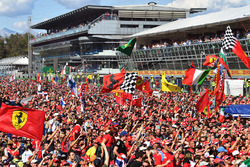 Ferrari-Fans und Flaggen