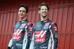 Esteban Gutierrez, Haas F1 Team, und Romain Grosjean, Haas F1 Team, enthüllen den Haas VF-17