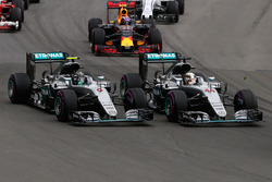 Lewis Hamilton, Mercedes AMG F1 W07 Hybrid en teamgenoot Nico Rosberg, Mercedes AMG F1 W07 Hybrid ti