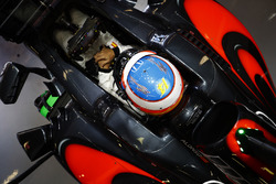 Fernando Alonso, McLaren MP4-31 in de garage