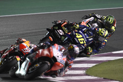 Валентино Россі, Yamaha Factory Racing, випереджає Жоанна Зарко, Monster Yamaha Tech 3