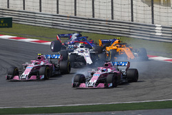 Серхіо Перес, Force India VJM11 Mercedes, попереду суперників