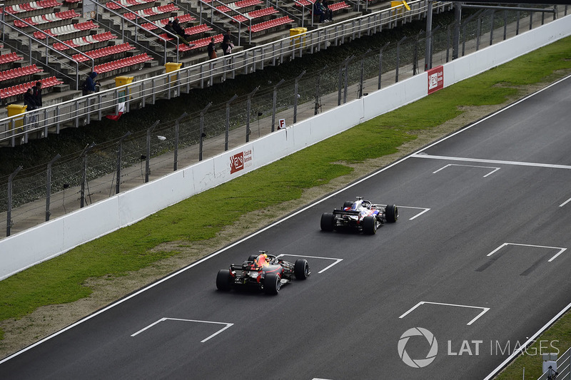 Pierre Gasly, Scuderia Toro Rosso STR13 ve Max Verstappen, Red Bull Racing RB14