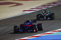 П'єр Гаслі, Toro Rosso STR13 Honda, Льюіс Хемілтон, Mercedes AMG F1 W09