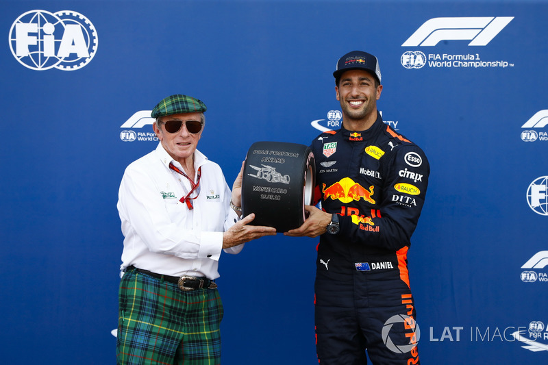 Daniel Ricciardo, Red Bull Racing, reçoit le trophée de la pole position des mains de Sir Jackie Stewart