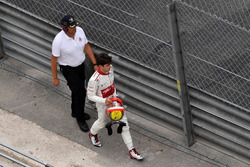 Charles Leclerc, Sauber torna ai box dopo il ritiro