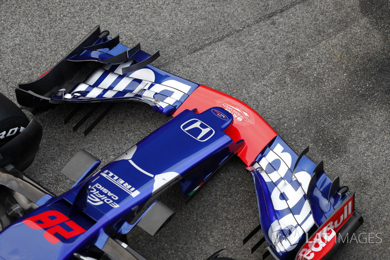 Носовой обтекатель и переднее антикрыло Scuderia Toro Rosso STR13