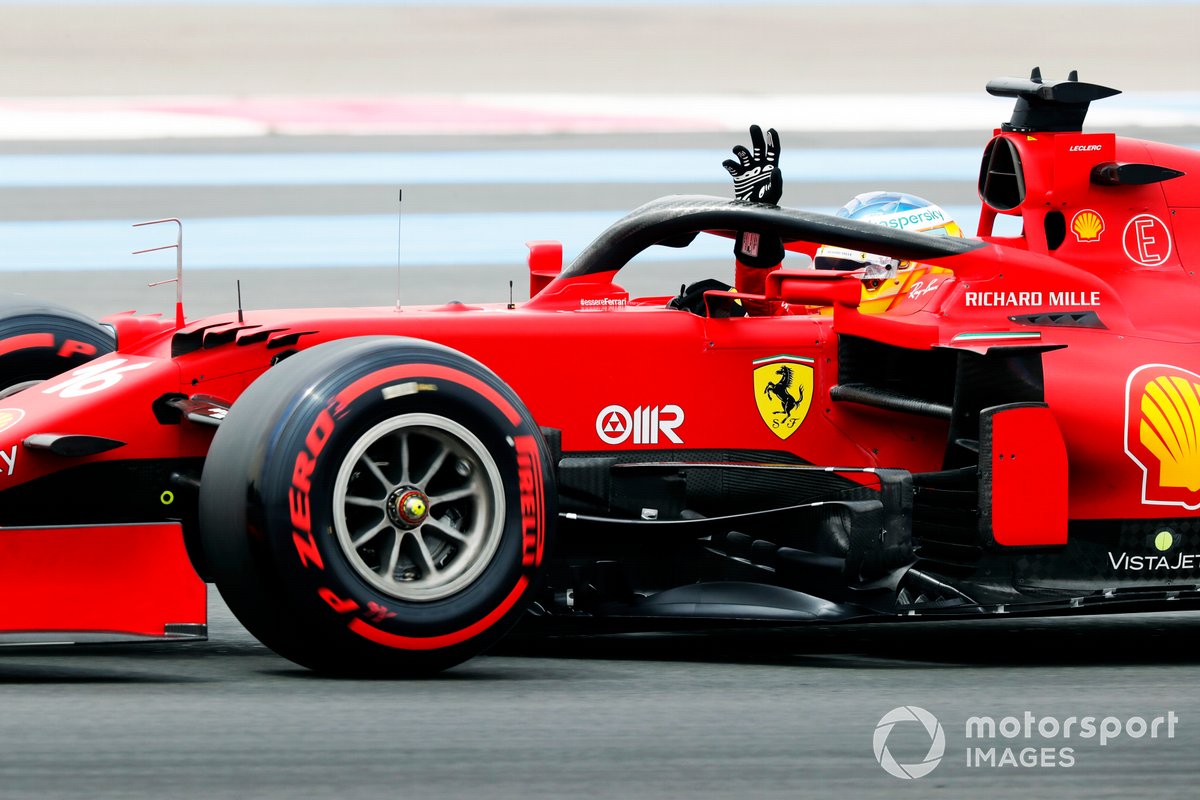 Charles Leclerc, Ferrari SF21, zwaait naar de fans