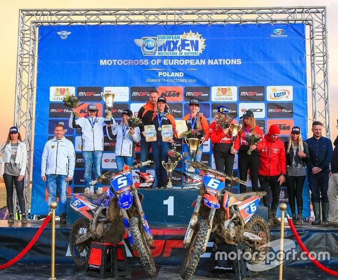 Team NL viert de overwinning op het podium