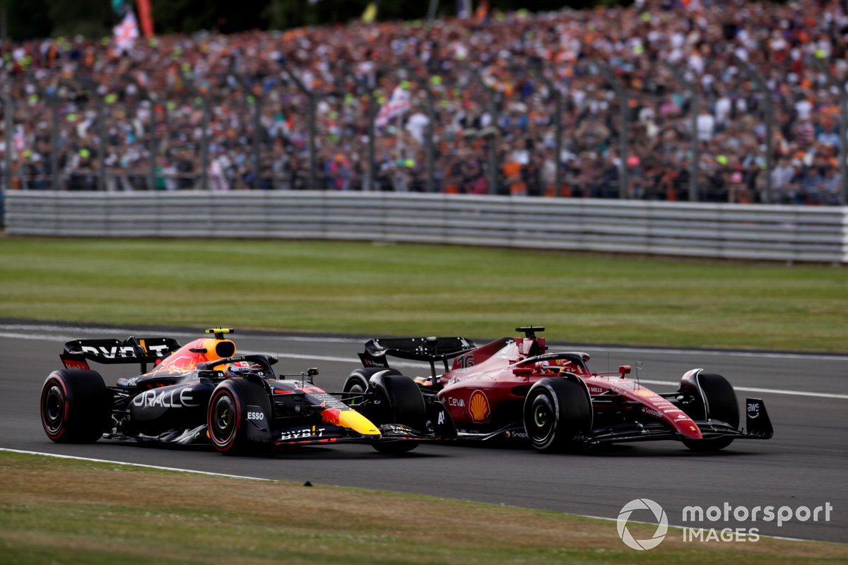 Charles Leclerc vecht met Sergio Perez op Silverstone.