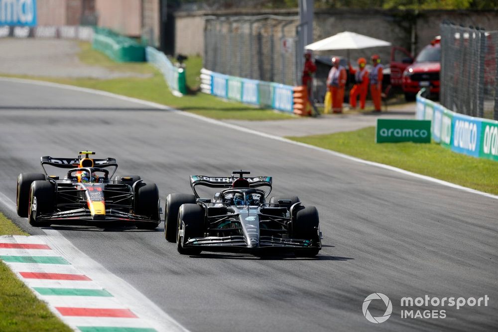 George Russell, Mercedes F1 W14, Sergio Pérez, Red Bull Racing RB19, en su pelea durante el GP de Italia 2023.