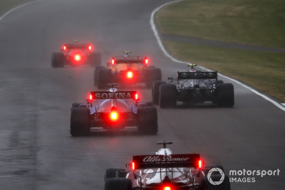 Lando Norris, McLaren MCL35M, Valtteri Bottas, Mercedes W12, y George Russell, Williams FW43B