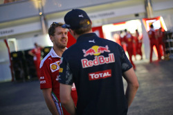 (Da Sx a Dx): Sebastian Vettel, Ferrari con Max Verstappen, Red Bull Racing