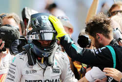 Il vincitore della gara Nico Rosberg, Mercedes AMG F1 W07 Hybrid entra nel parco chiuso