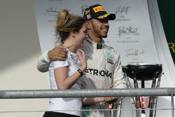 Переможець гонки Льюїс Хемілтон, Mercedes AMG F1, Вікторія Вовлес, партнер директора по сервісу Merc