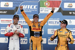 Podium: Racewinnaar Tom Coronel, Roal Motorsport, Chevrolet RML Cruze TC1; tweede plaats Tom Chilton