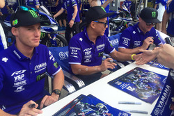 #21 Yamaha Factory Racing Team: Katsuyuki Nakasuga, Pol Espargaro, Alex Lowes zetten handtekeningen