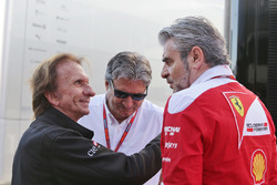 Emerson Fittipaldi con Pasquale Lattuneddu della FOM e Maurizio Arrivabene, Team Principal Ferrari