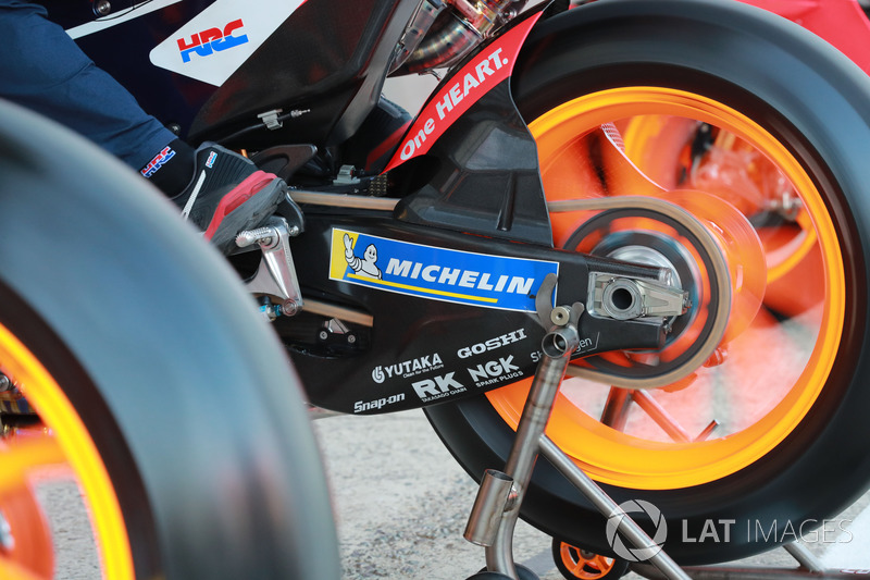 Marc Marquez, Repsol Honda Team, swingarm berbahan serat karbon