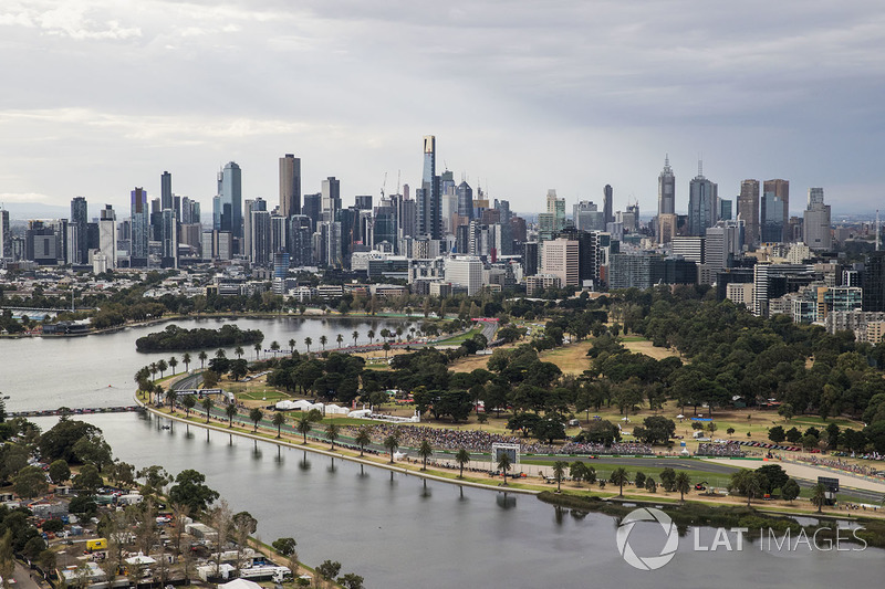 Une vue aérienne du circuit avec la ligne d'horizon de Melbourne dans le fond Melbourne