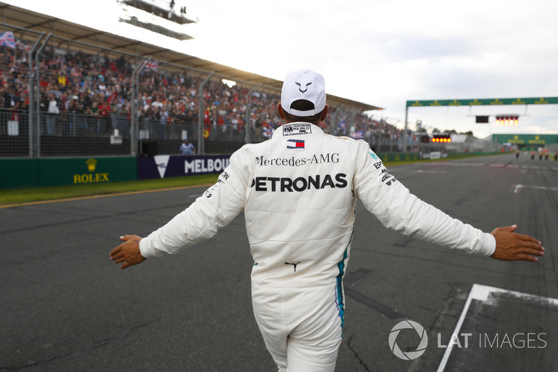 Lewis Hamilton, Mercedes AMG F1, festeggia la conquista della pole position sul rettilineo accanto ai box