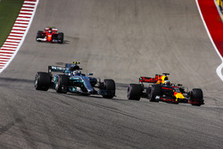 Valtteri Bottas, Mercedes AMG F1 W08, Daniel Ricciardo, Red Bull Racing RB13