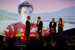 Charles Leclerc, yılın çaylağı ödülünü Chase Carey'den alıyor
