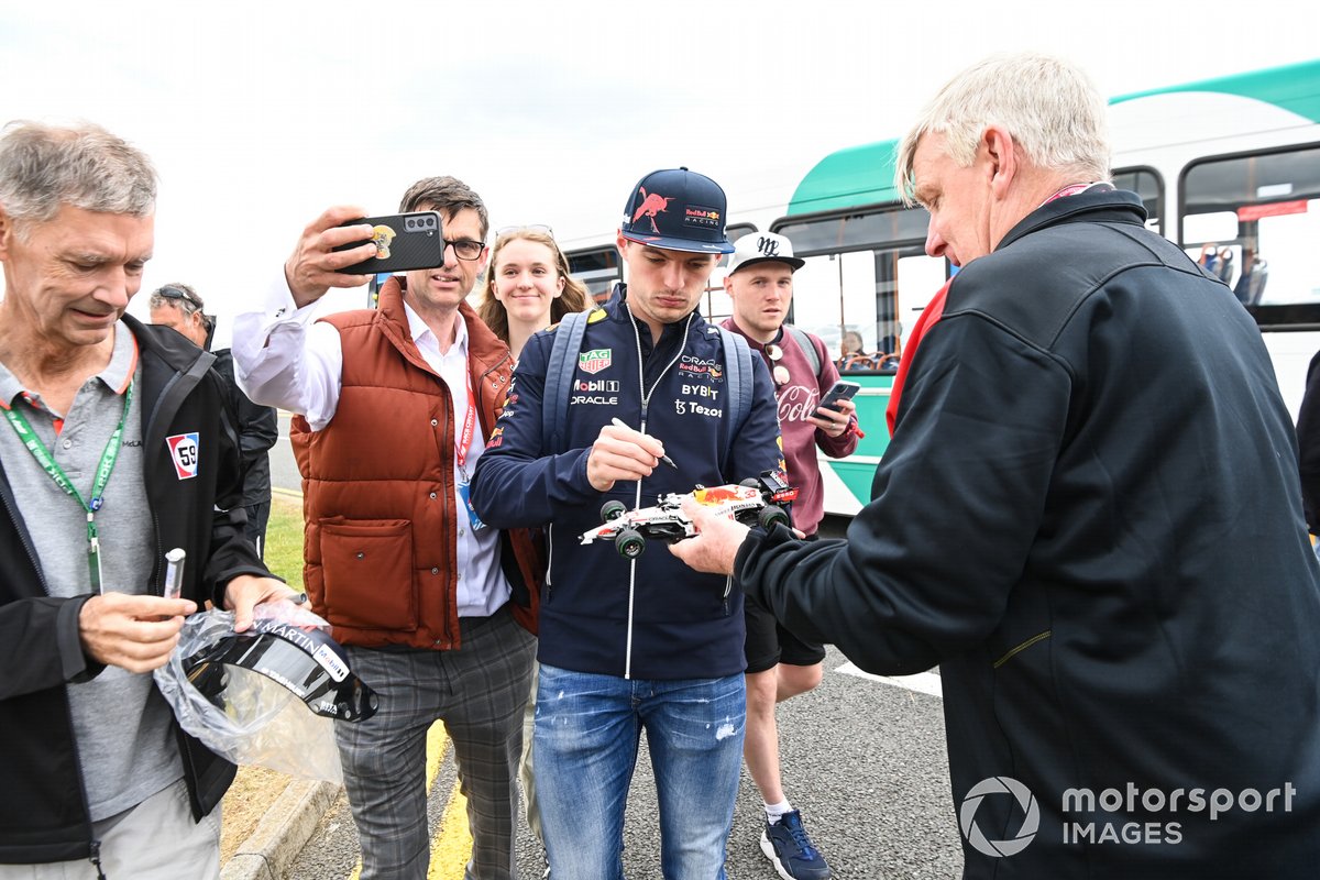 Max Verstappen, Red Bull Racing, incontra alcuni tifosi nel paddock di Silverstone