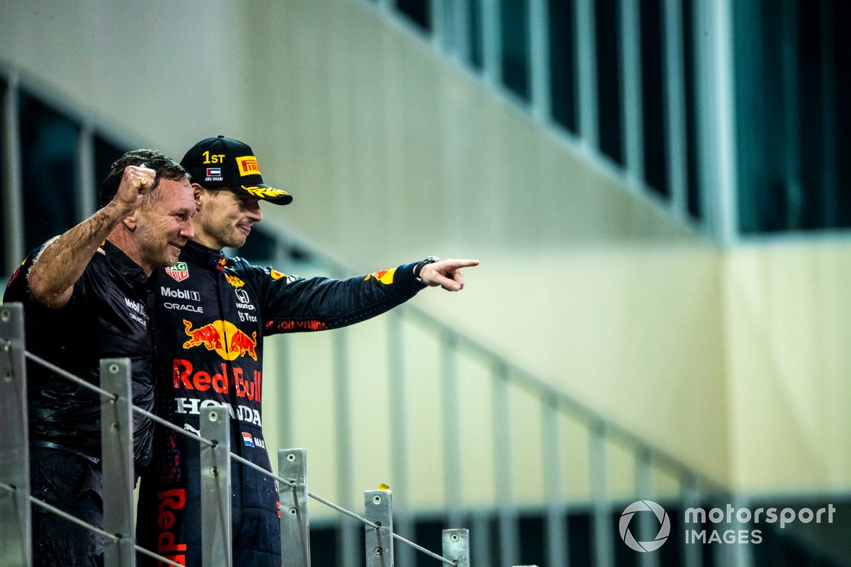 Christian Horner en Max Verstappen vieren de titel in Abu Dhabi.