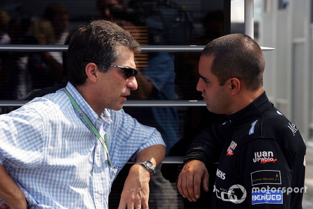 Julian Jakobi (kiri) dari CSS Stellar Management berbincang dengan Juan Pablo Montoya saat masih di Tim McLaren F1.