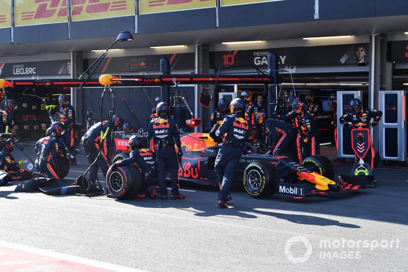 Max Verstappen, Red Bull Racing RB15, pit stop