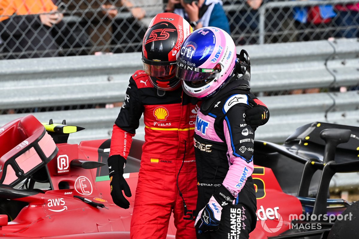 Carlos Sainz, Ferrari, 1st position, is congratulated by Fernando Alonso, Alpine F1 Team, in Parc Ferme