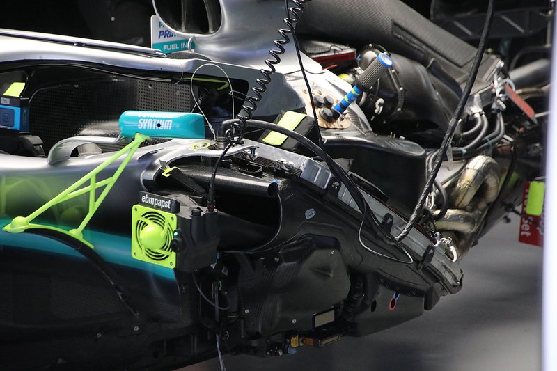Mercedes W10: над салатовым кулером виден черный конус.
